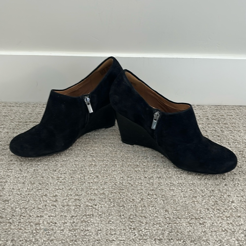 Clarks 10 Suede Heeled Booties